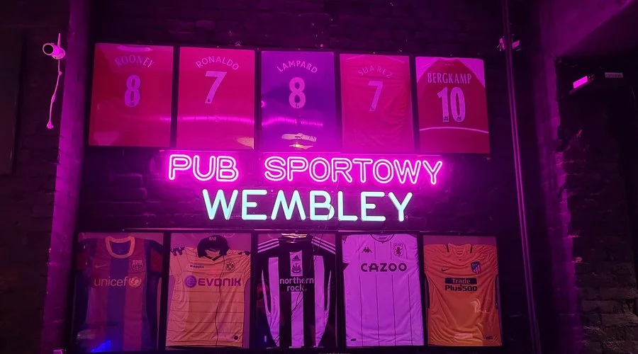 Pub Sportowy Wembley wygląd baru